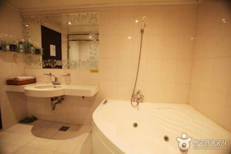 Hotel Noblesse, Yeoksam Szöul Kültér fotó