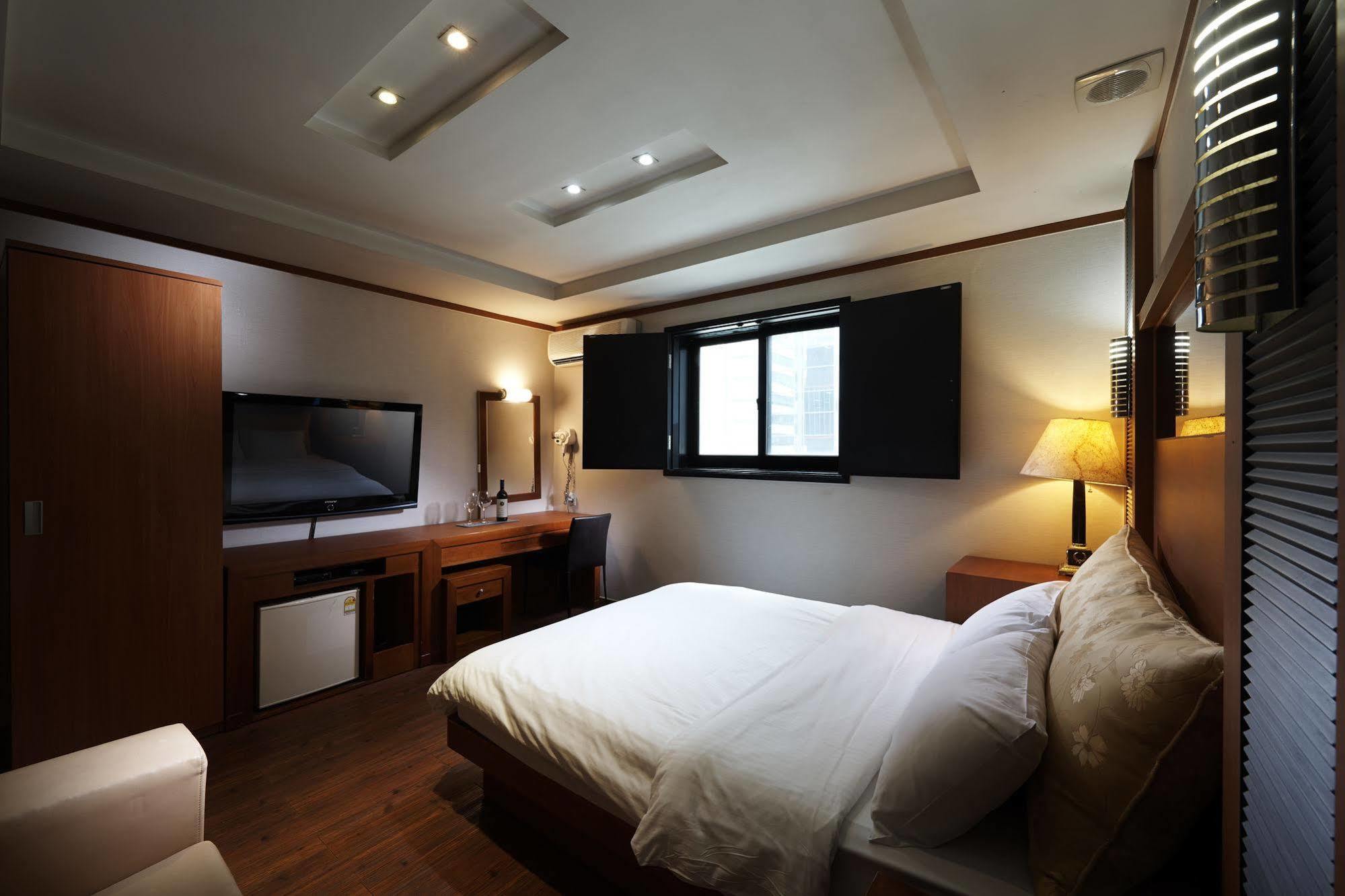 Hotel Noblesse, Yeoksam Szöul Kültér fotó