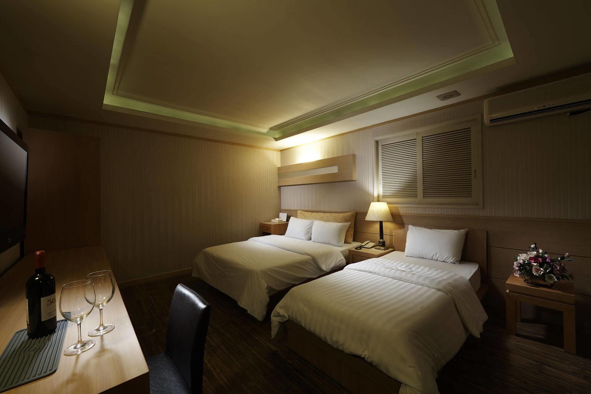 Hotel Noblesse, Yeoksam Szöul Kültér fotó